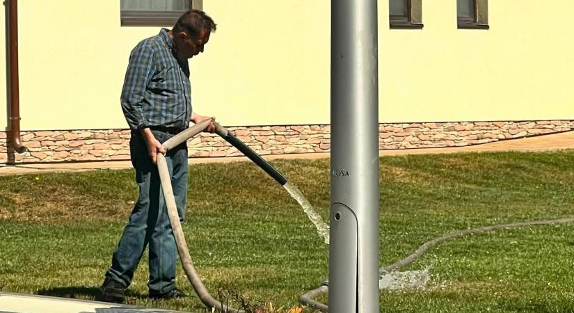 Pócs János három kívánságát is teljesíti annak, aki bizonyítja, hogy az elmúlt tíz napban locsolt.