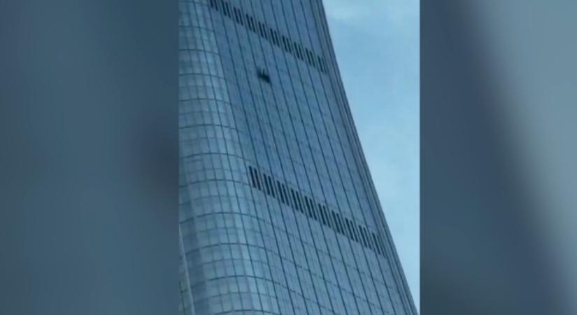 Krónikus álmatlanságban szenvedett, szorongott, belerepült Peking legmagasabb felhőkarcolójába