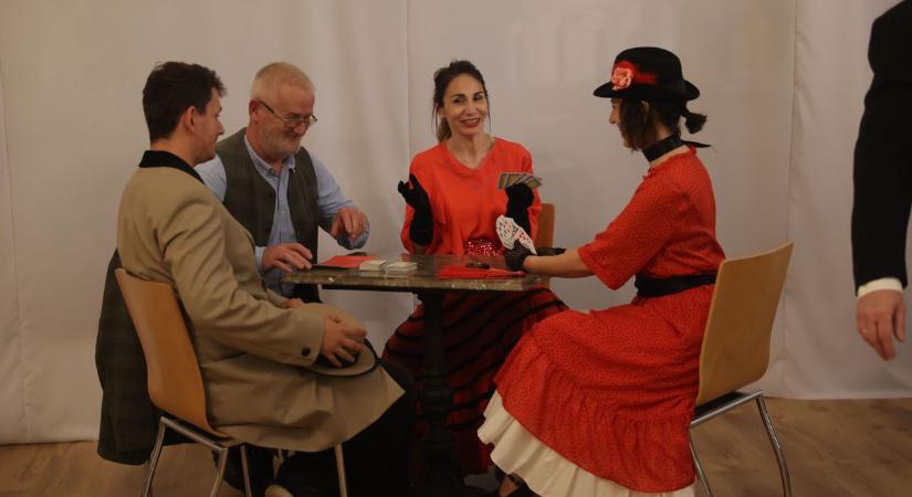 Ez az igazi varázslat: ilyen volt, amikor nyüzsgő tömeg tolongott a pécsi múzeumokban (GALÉRIA)