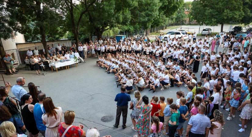 Kitörő örömmel fogadták a diákok az igazgatónő szavait Szekszárdon (videó)