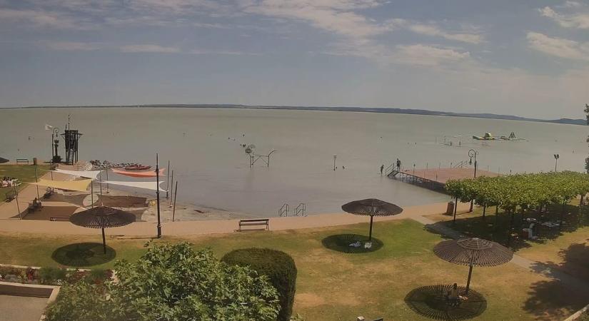 Kong a Balaton a 40 fokos pokol után: trópusi a víz, a turisták mégis eltűntek - ezt mutatják a felvételek