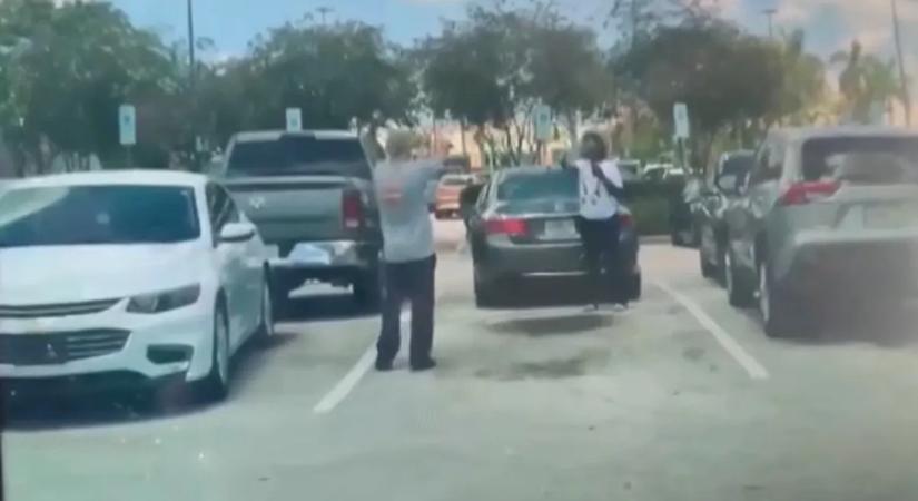 Parkolóhely miatt lőtt le egy nő egy veterán férfit egy áruház előtt – videó