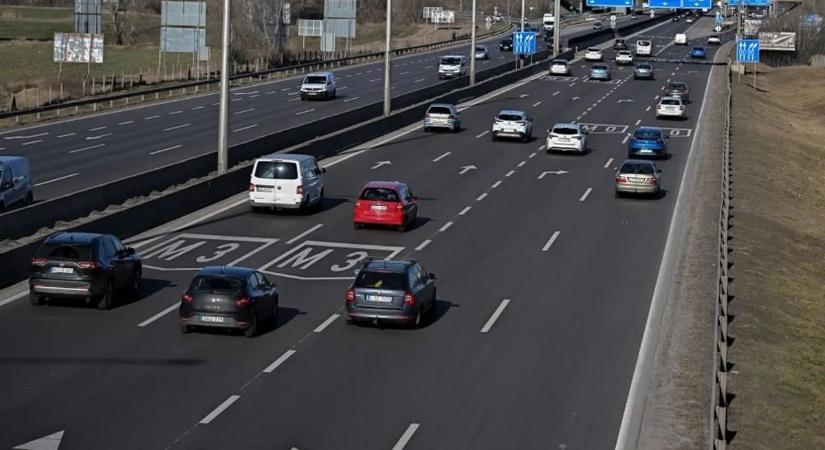 Videón az őrült manőver: kilométereken át szembement a forgalommal egy sofőr