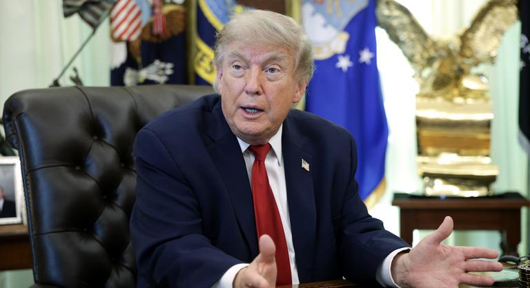 Donald Trump szerint „röhejes”, ami történik, ismét nekiment a NATO-nak