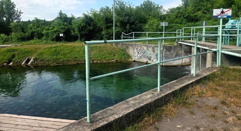 Hajszálon múlt a tragédia – tiltott zalai fürdőhelyen elektromos kerekesszékével borult a vízbe