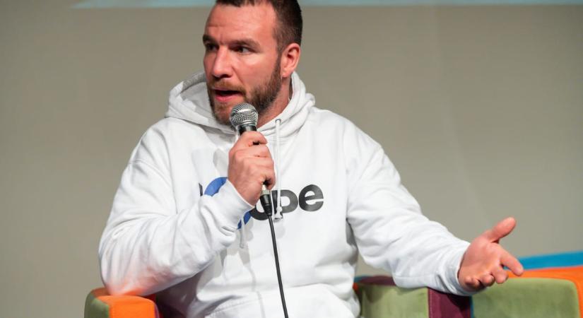 A Fidesz szerint 461 milliót kapott, Molnár Áron állítja: még csak nem is pályázott az NKA-hoz