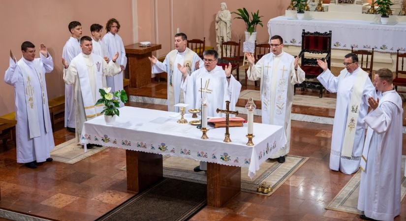 Díjakat is átadtak a győri egyházmegye hálaadó szentmiséjén Kapuváron