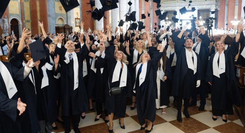 Megható pillanatok a bazilikában: több száz friss diplomás ünnepelt Egerben - fotók