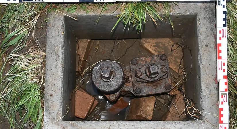 Gyerekeknek nyitott tűzcsapot, 110 ezer liter vizet folyatott el a mosdósi férfi