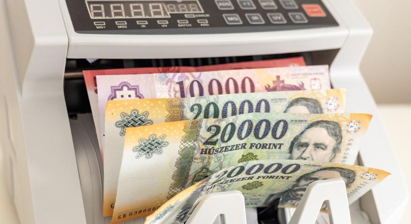Októbertől pluszpénz jöhet sok nyugdíjasnak: 1,28 millió ember lehet a legnagyobb sávban