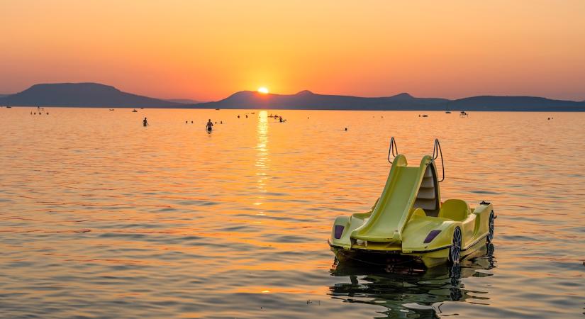 Vízibicikliről esett a Balatonba, megtalálták a holttestét