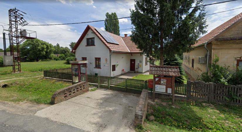 Patca lakosainak harmada feljelentette a polgármestert, aki egyben a boltos és a könyvtáros is