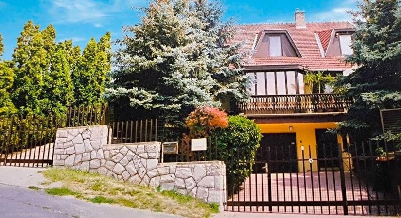 Vadregényes kerttel és az ország egyik legszebb panorámával árulják ezt a házat