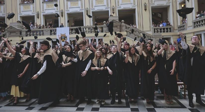 Rengeteg képen a Debreceni Egyetem Bölcsészettudományi Karának diplomaosztója!