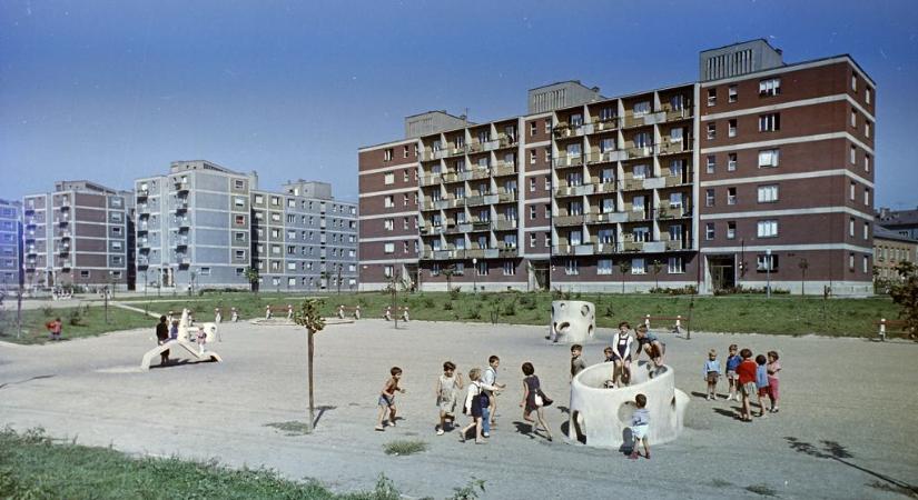 Nyarak a lakótelepen – Kulcsos gyerekek vakációja a szocializmusban