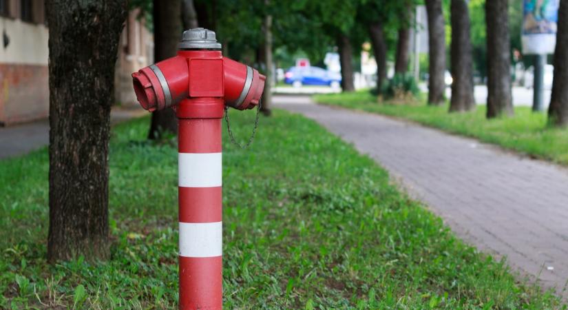 Vízhiány idején ostoba módját választotta a gyerekek szórakoztatásának