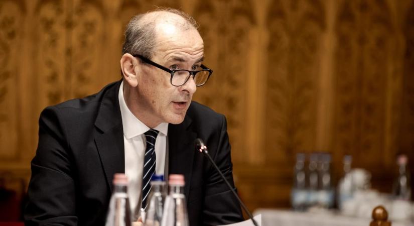 Hegedűs Zsoltnak augusztus 15-ig várólista-csökkentő programot kell kidolgoznia