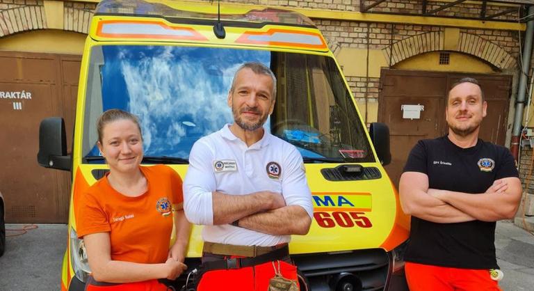 A Kálvin téren élesztették újra a férfit, aki minden előzmény nélkül összeesett