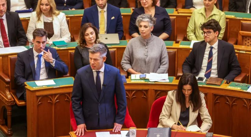 Tényleg évek óta beszél már Magyar arról, hogy nyolc évnél többet ne lehessen valaki képviselő, de a Tisza programjában ez nem szerepelt kiemelten