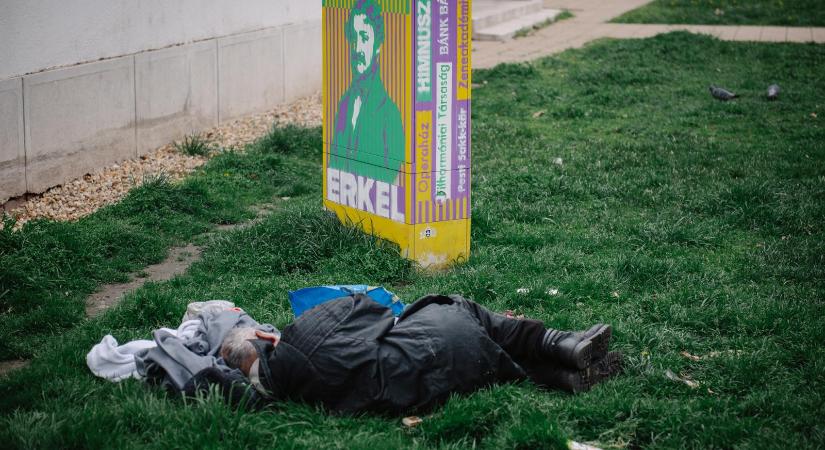 Több ezer „flakonos”, hajléktalan, drogos, zavart pszichiátriai beteg kószál Budapest utcáin, a megoldáshoz pedig nem lesz elég a rendőrség