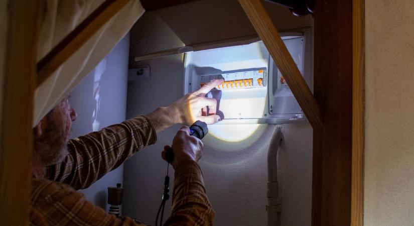 Sorra jöttek a lakossági panaszok a Szolnok környéki áramszünetek miatt – itt a hivatalos magyarázat