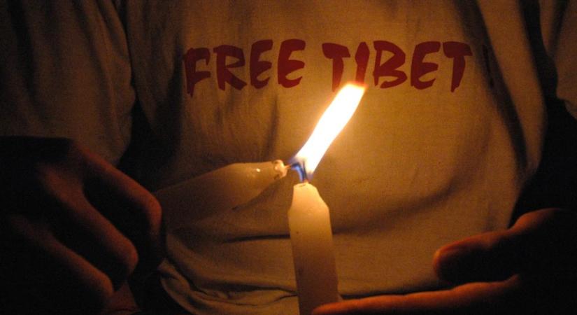 Felgyújtotta magát egy tibeti zászlót tartó férfi az ENSZ-székház előtt