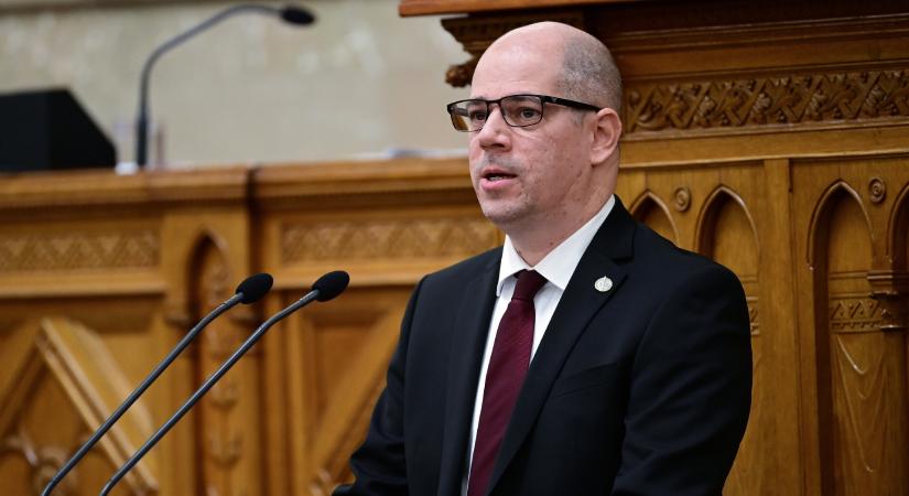 HVG: Még mindig fideszes kommunikációs cégeket használnak a Legfőbb Ügyészségen