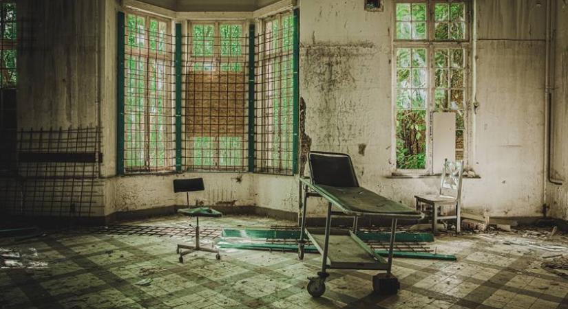 Hátborzongatóan lerobbant a magyar szellemkórház: képeken az elhagyatott épület