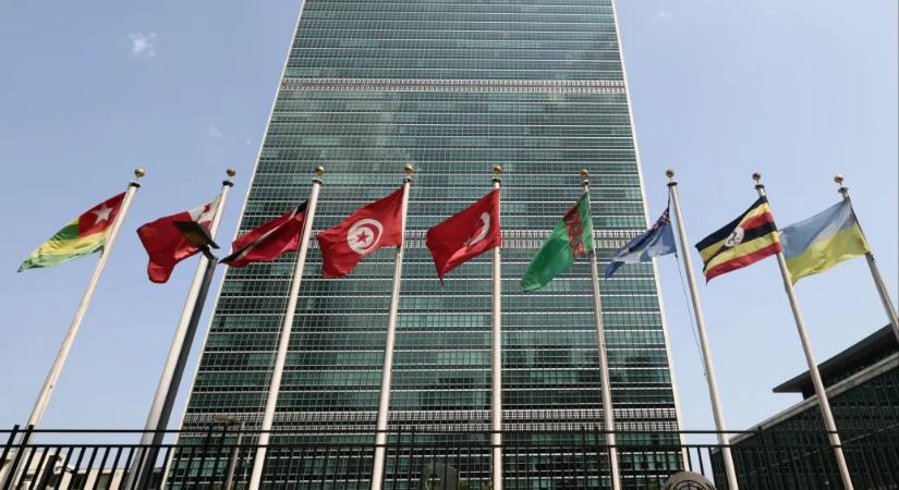 Felgyújtotta magát egy tibeti zászlót tartó férfi az ENSZ székháza előtt