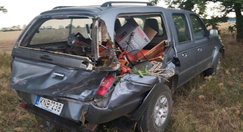 Segítséget nyújtott a bajban lévőnek, s végül ő járt pórul a 21-es főútnál