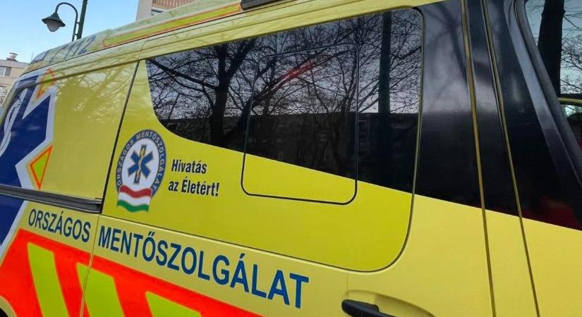 Két autós ütközött, egy furgon fának csapódott, többeket mentők vittek el!