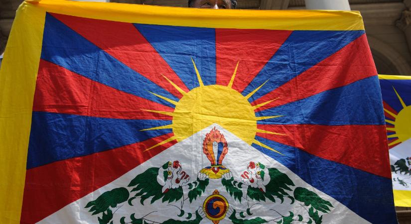 Tibeti zászlóval a kezében gyújtotta föl magát egy férfi az ENSZ-székház előtt New Yorkban