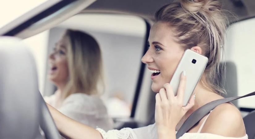 Lebuktál, mikor vezetés közben telefonáltál? A büntetés befizetése előtt azért nézd meg az e-mail-címet!