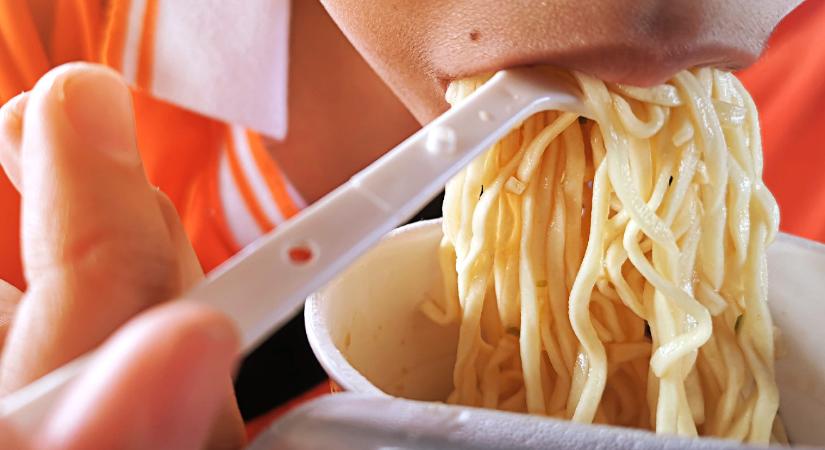 Veszélyes kórokozó terjed: a fertőzött tészta miatt már rengetegen kerültek kórházba, a termékből Magyarországra is jutott