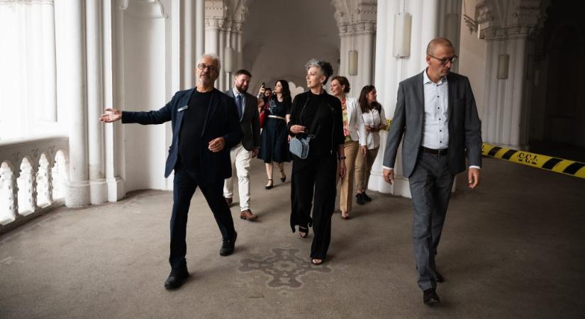 Az Iparművészeti Múzeum munkatársai szerint a főigazgató hamis képet festett a sajtónak a belső ülésükről