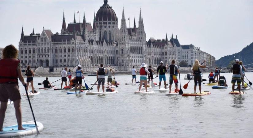 Hatalmas vízi parádé lesz a fővárosban: Szombaton rajtol a XI. Budapest SUP Fesztivál a Dunán