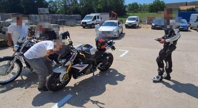 Nem kérték hiába: a Bakony közepén ellenőrizték a motorosokat, több túl hangos volt videó