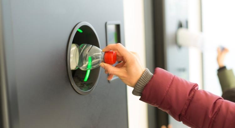 Túl sok palackot gyűjtött, csökkentették a segélyét