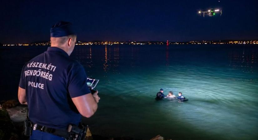 Drámai mentés a Balatonnál – a drón mutatta meg, hol sodródik a nő a vízben