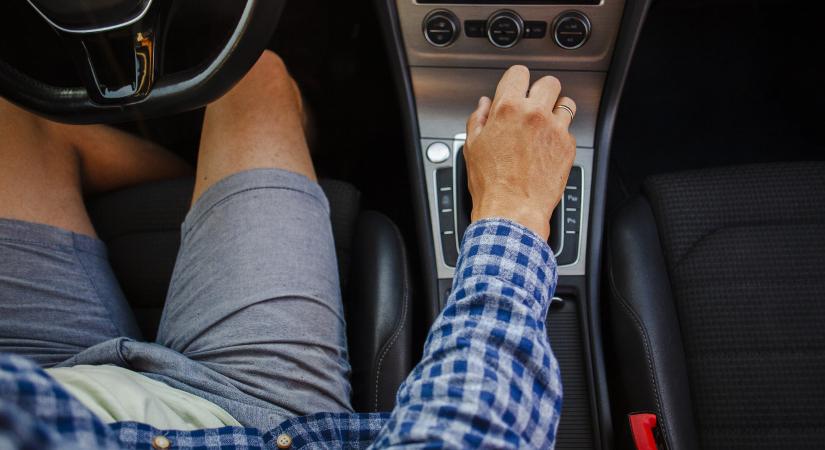 Nem lesz kötelező a fékpedál az új autókban