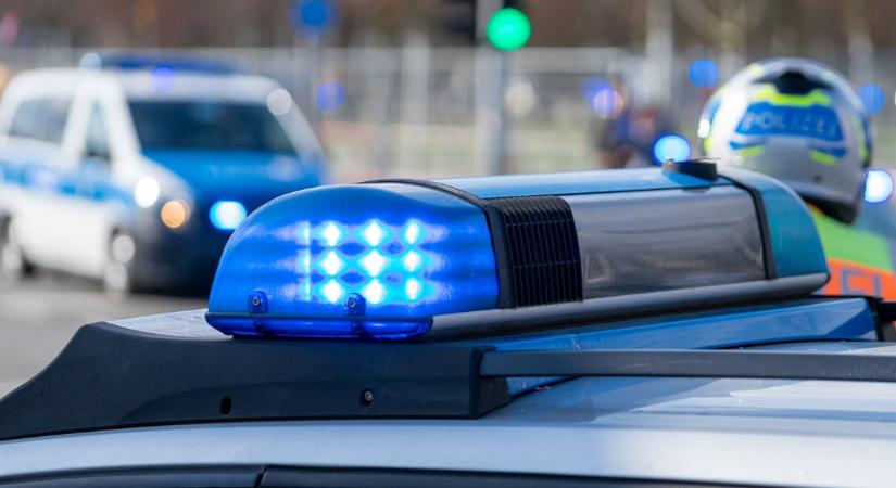 Őrült ámokfutó az utcán: 13 rendőr sebesült meg, alig bírták legyűrni a gyerekeket fenyegető férfit