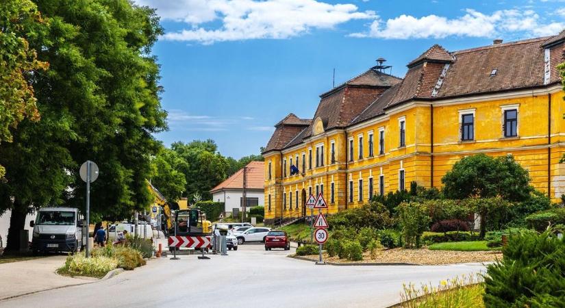 Biztonságosabb lehet a tatai iskola, már dolgoznak a munkagépek