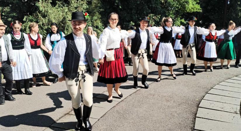 Színes viseletekbe öltözött Csíkszereda a Székely Népviselet Napján (VIDEÓ)