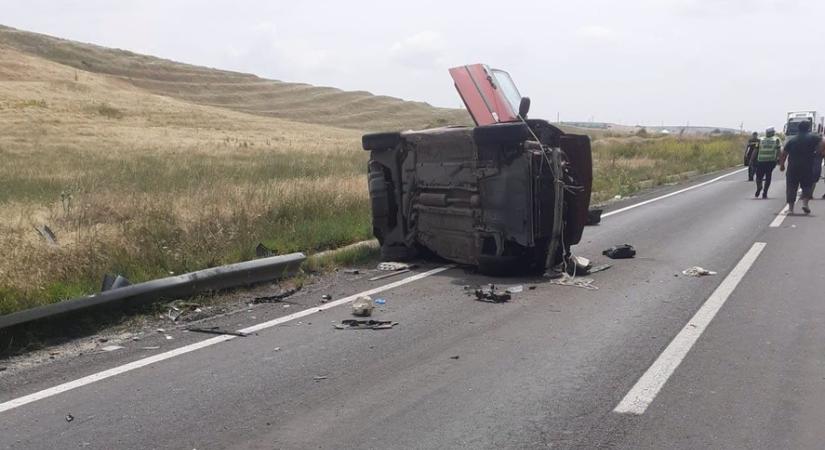 Súlyos közlekedési balesetben halt meg egy 11 éves gyermek – A sofőr beszorult a felborult autóba