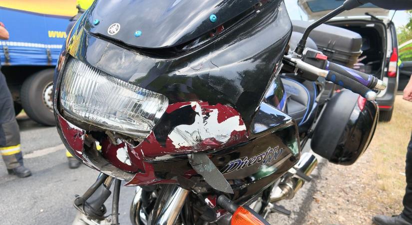Súlyos motorbaleset: Családi motorozásból lett a baj, két motor és egy autó ütközött a 84-es úton - fotók