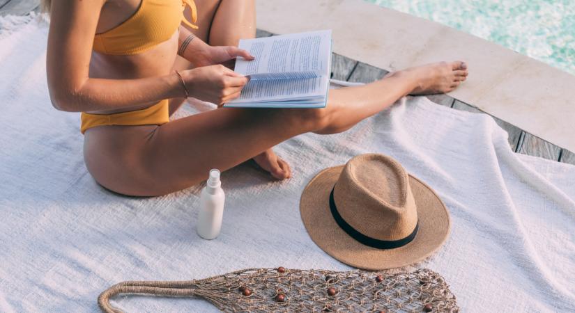 10 könyv idén nyáron, ami egyetlen nő strandtáskájából sem hiányozhat