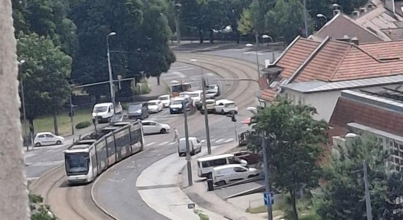 Orvosi ügyeleti autó ütközött Diósgyőrben!