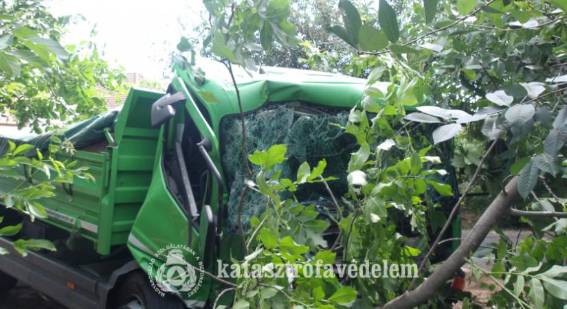 Fának ütközött egy teherautó Hajdúböszörményben