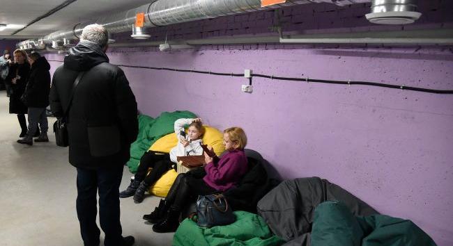 Kijevi lakosok petícióban követelnek internet-elérést az óvóhelyeken