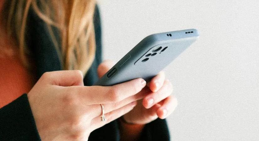 Újabb európai ország lépett: betilthatják a mobilokat az általános iskolákban